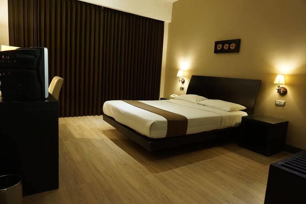 Grand Kecubung Hotel Pangkalanbuun Kültér fotó