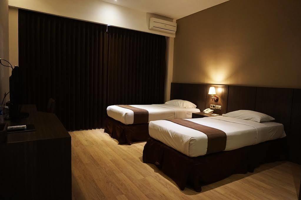 Grand Kecubung Hotel Pangkalanbuun Kültér fotó